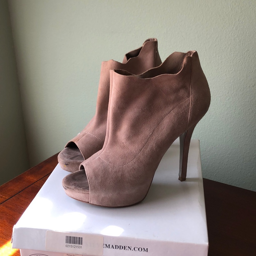Beige heel bootie